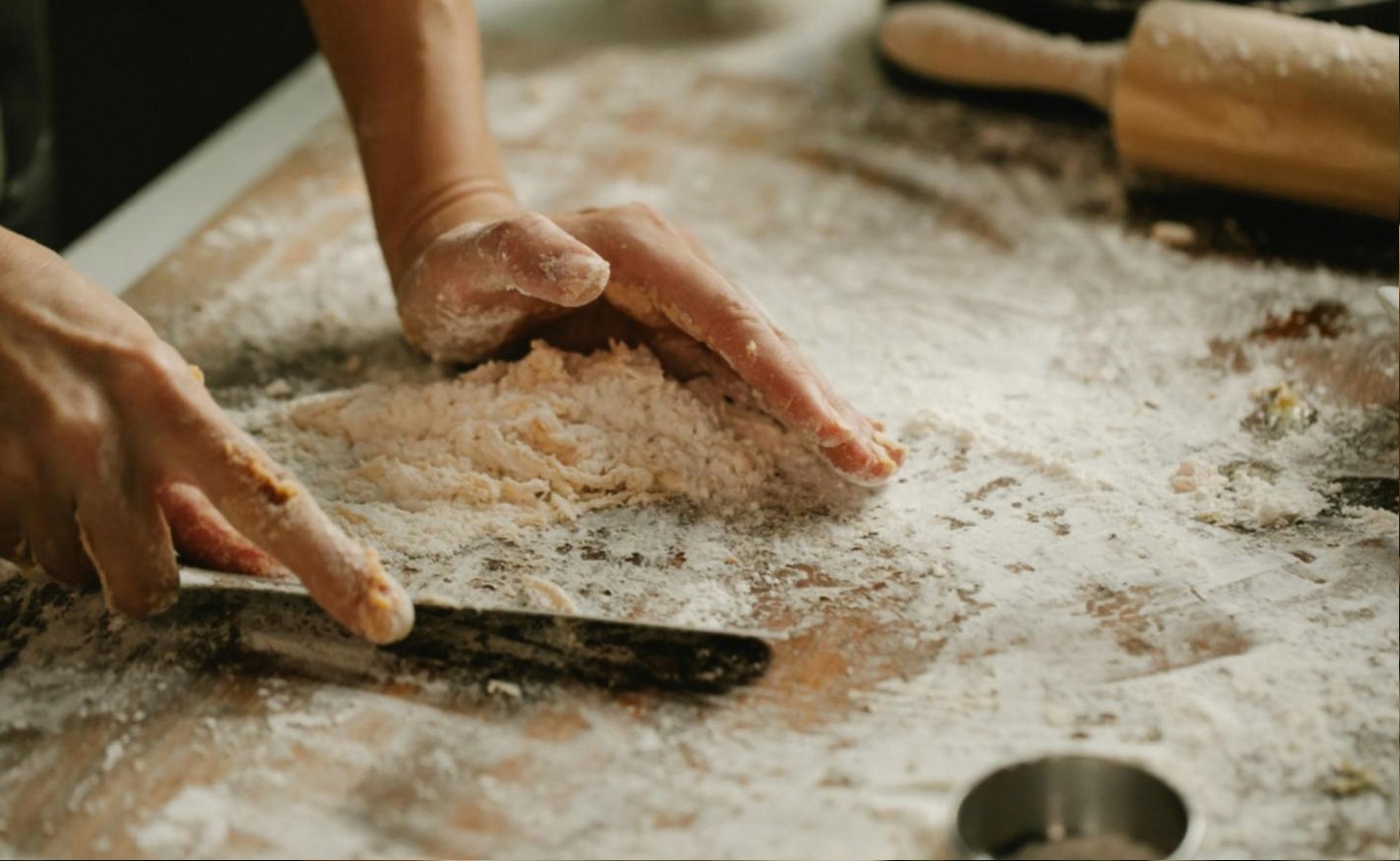 Professionele keuken met verse ingrediënten en werkblad